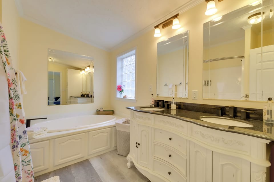 En-Suite Bathroom | Towels Provided