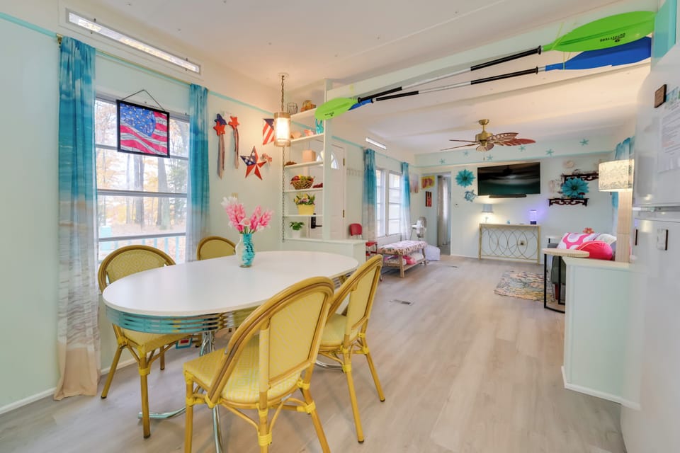 Dining Area | Dishware & Flatware Provided