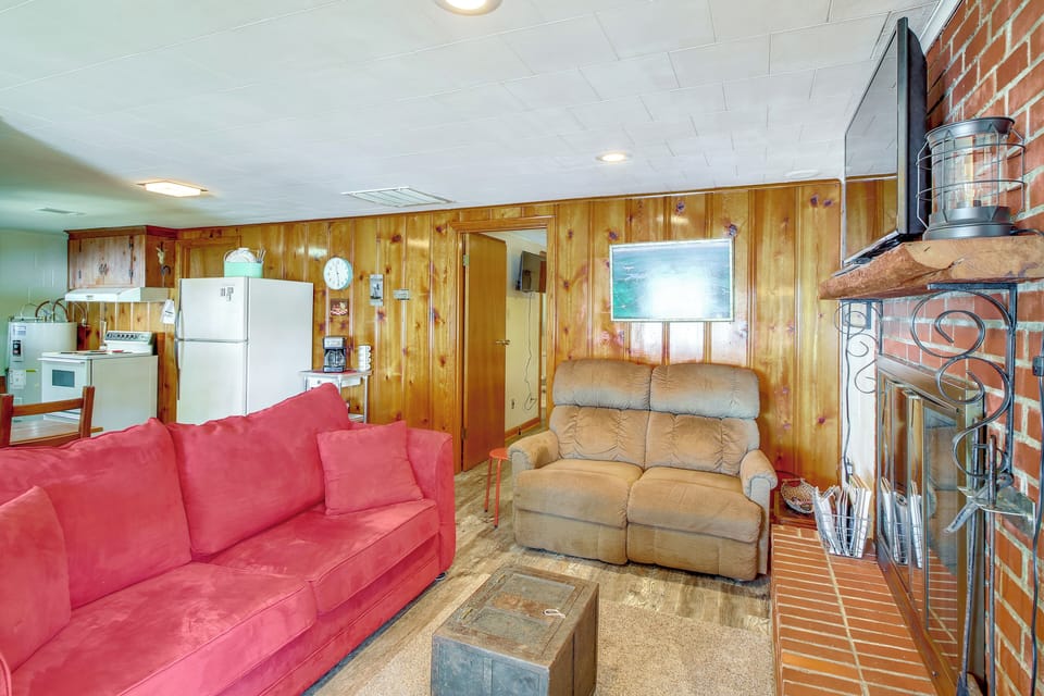 Living Room | Free WiFi | Fireplace (Decorative Only)