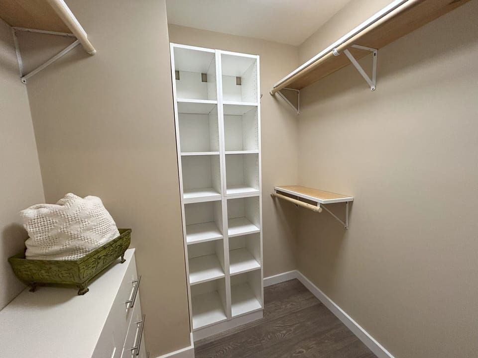 Luxury bedding. King bed. Ensuite full bathroom. Large walk-in closet. SmartTV.