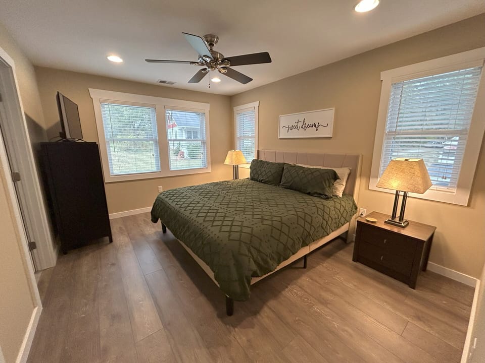 Luxury bedding. King bed. Ensuite full bathroom. Walk everywhere. Downtown.