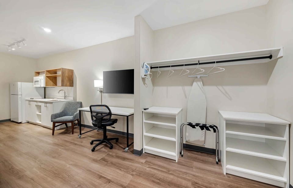 Premium Studio, 2 Queen Beds, Refrigerator & Microwave | Premium bedding, iron/ironing board, free WiFi, bed sheets