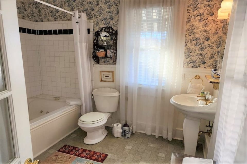 Full bath with tub, shower & ceiling fan