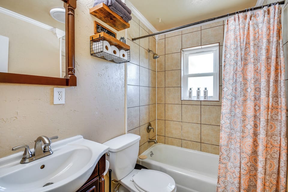 Full Bathroom | Towels Provided