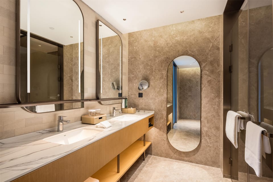 Deluxe Suite, 1 King Bed | Bathroom shower