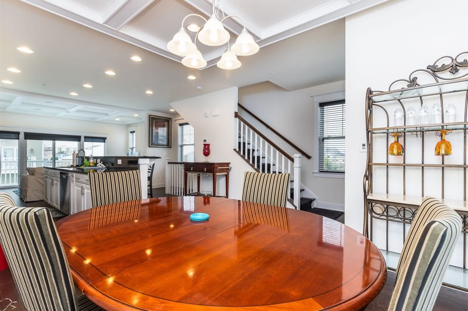 Broad Marsh 112E Dining Area