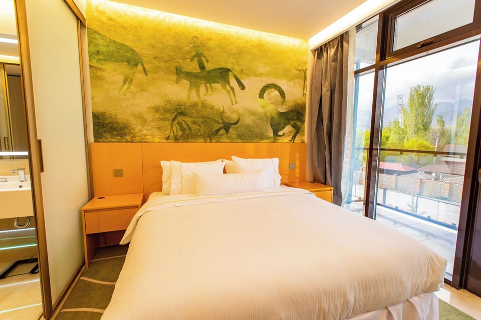 Classic Double or Twin Room, Balcony, Hill View | Living area