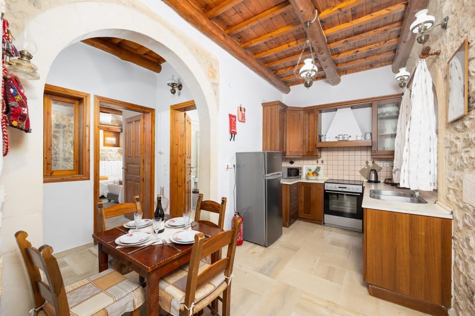 Equipped kitchen with dining area