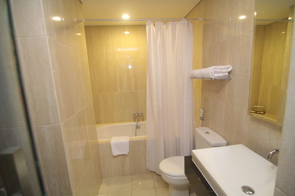 City Suite, 1 King Bed, City View | Bathroom | Free toiletries, hair dryer, towels