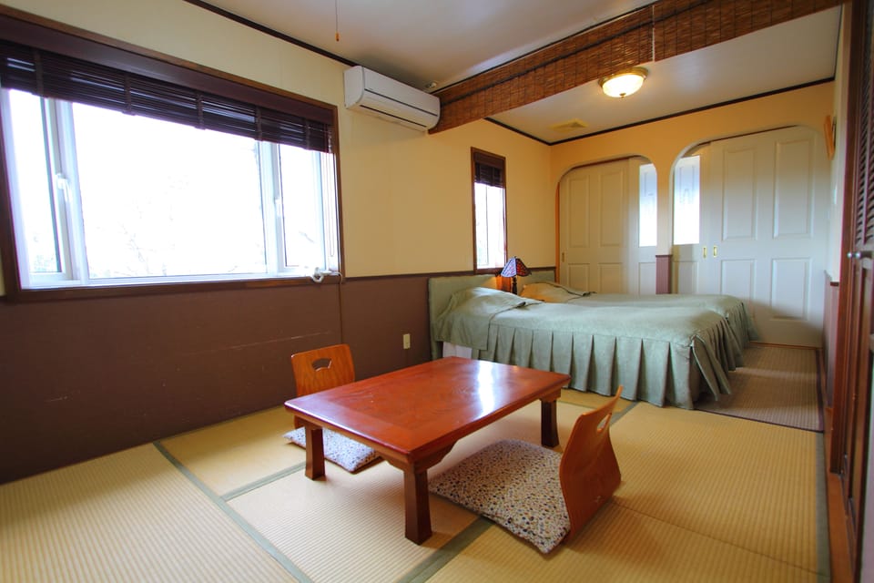 Japanese Western Room | Premium bedding, desk, soundproofing, free WiFi
