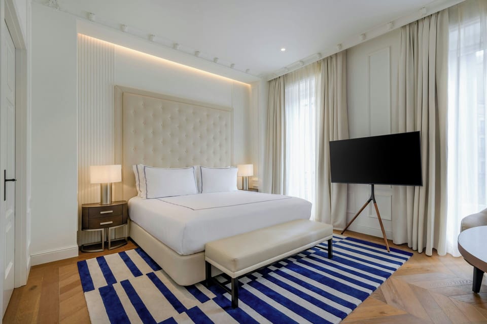 Deluxe Room, 1 King Bed, Non Smoking | Premium bedding, down comforters, minibar, in-room safe