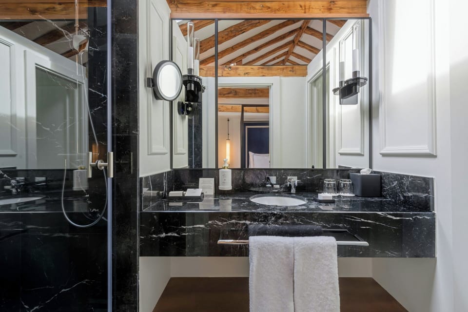 Family Suite, 1 King Bed | Bathroom | Free toiletries, hair dryer, bathrobes, slippers