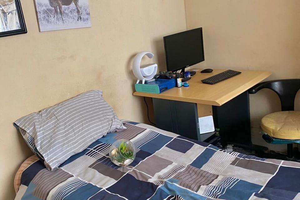Classic Single Room | Laptop workspace, free WiFi