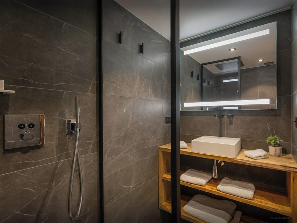 Bathroom - bedroom 5