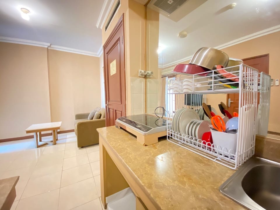 Deluxe Apartment | Private kitchen | Fridge, stovetop, rice cooker, dining tables