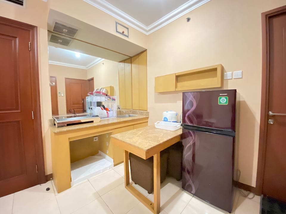 Deluxe Apartment | Private kitchen | Fridge, stovetop, rice cooker, dining tables