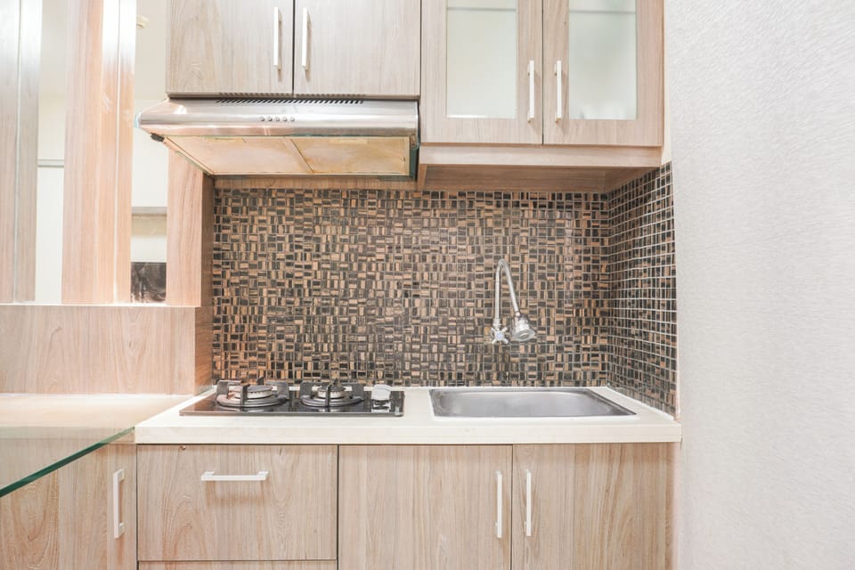Deluxe Apartment | Private kitchen | Fridge, stovetop, rice cooker, dining tables