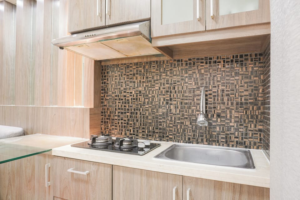 Deluxe Apartment | Private kitchen | Fridge, stovetop, rice cooker, dining tables