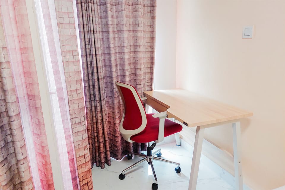 Deluxe Studio | Desk