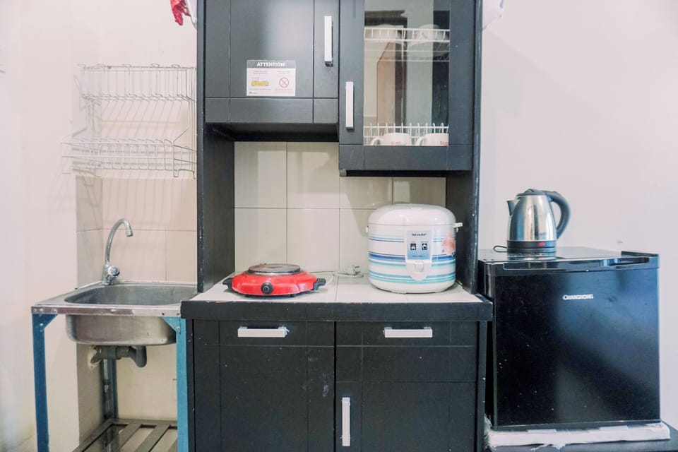 Deluxe Studio | Private kitchen | Mini-fridge, stovetop, rice cooker, dining tables