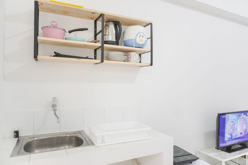 Deluxe Studio | Private kitchen | Mini-fridge, stovetop, rice cooker