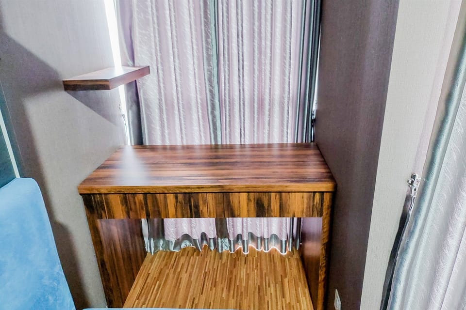 Deluxe Studio | Desk