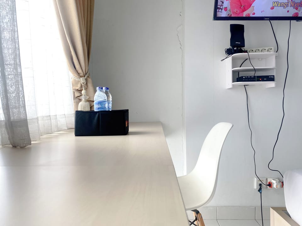 Deluxe Studio | Desk