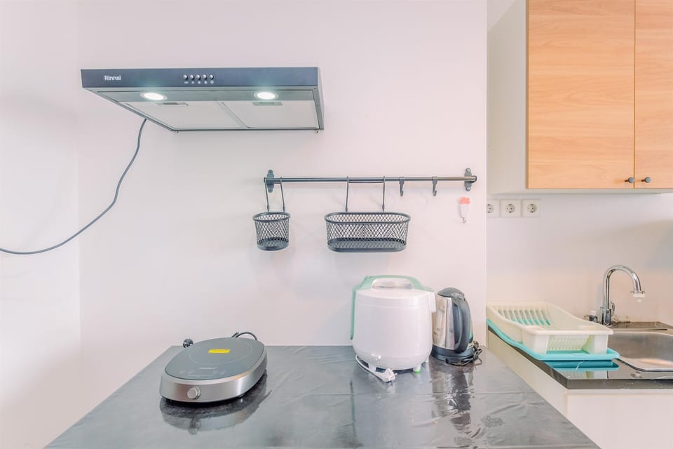 Deluxe Studio | Private kitchen | Fridge, stovetop, rice cooker, dining tables