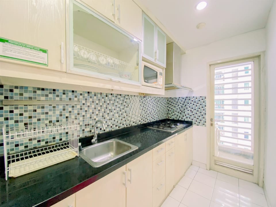 Deluxe Apartment | Private kitchen | Fridge, microwave, stovetop, rice cooker