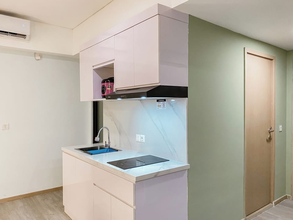 Deluxe Apartment | Private kitchen | Fridge, stovetop, rice cooker, dining tables