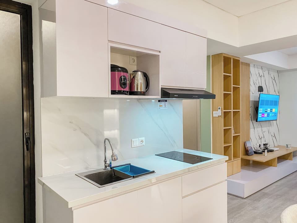 Deluxe Apartment | Private kitchen | Fridge, stovetop, rice cooker, dining tables