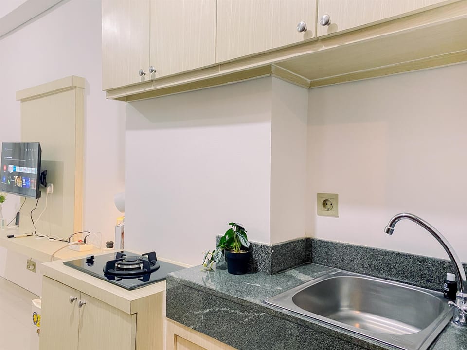 Deluxe Studio | Private kitchen | Mini-fridge, stovetop, electric kettle, rice cooker