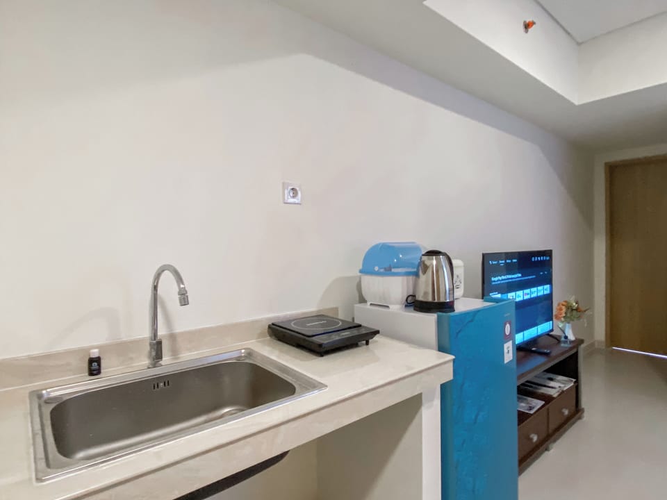Deluxe Apartment | Private kitchen | Fridge, stovetop, rice cooker