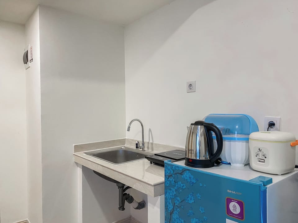 Deluxe Apartment | Private kitchen | Fridge, stovetop, rice cooker