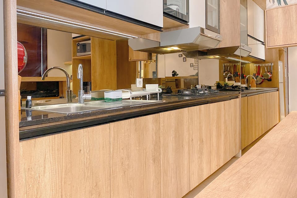 Deluxe Apartment | Private kitchen | Fridge, microwave, stovetop, rice cooker