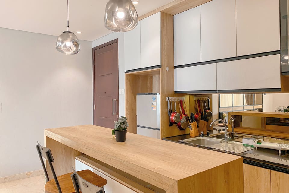 Deluxe Apartment | Private kitchen | Fridge, microwave, stovetop, rice cooker