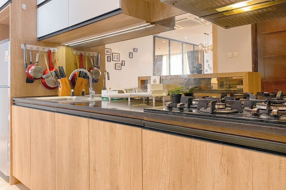 Deluxe Apartment | Private kitchen | Fridge, microwave, stovetop, rice cooker