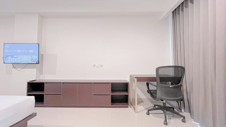 Deluxe Studio | Desk