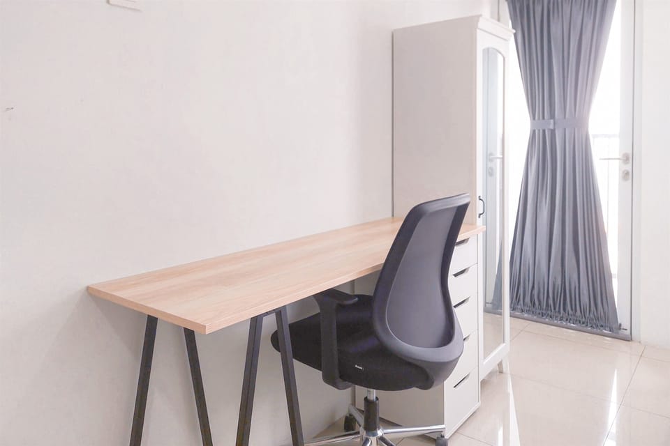 Deluxe Studio | Desk