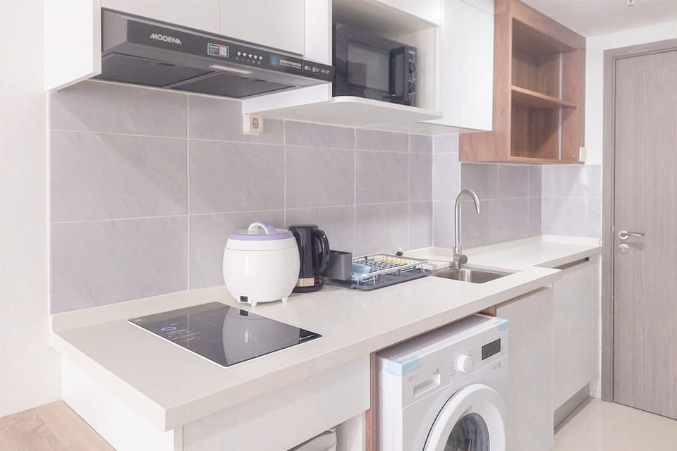 Deluxe Studio | Private kitchen | Mini-fridge, stovetop, rice cooker, dining tables
