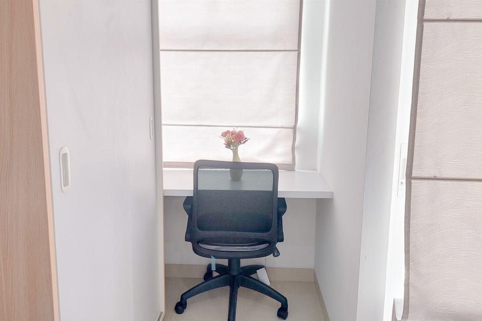 Deluxe Studio | Desk