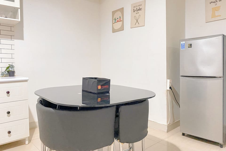 Deluxe Apartment | Private kitchen | Fridge, stovetop, electric kettle, rice cooker