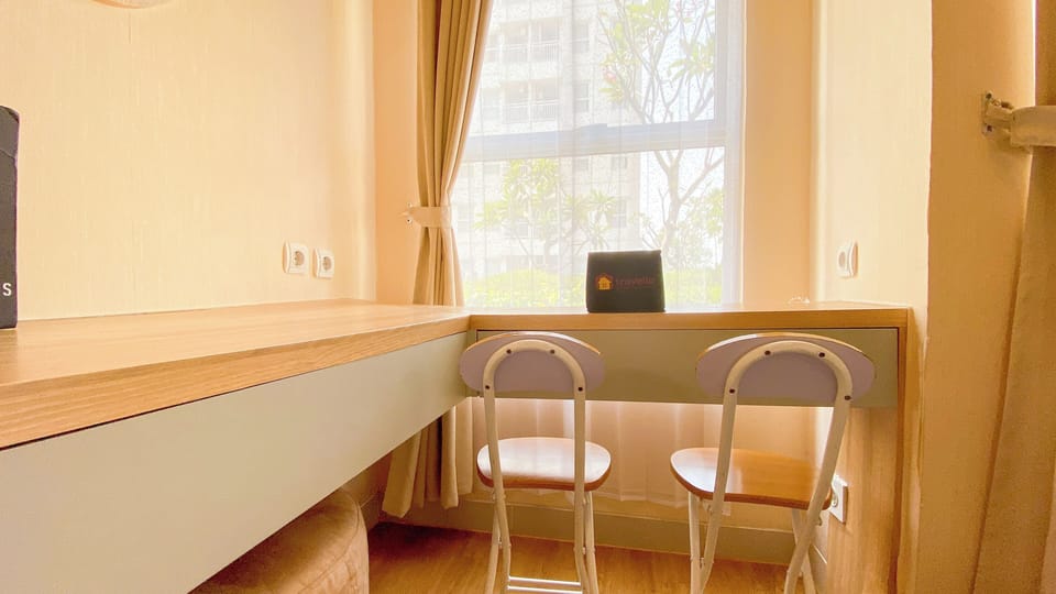 Deluxe Studio | Desk