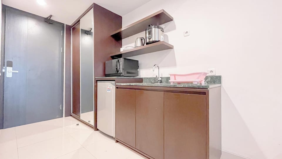Deluxe Studio | Private kitchen | Fridge, microwave, rice cooker