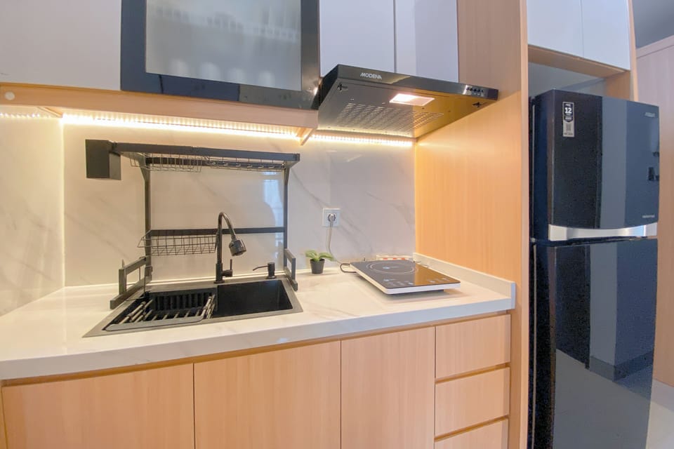 Deluxe Apartment | Private kitchen | Fridge, stovetop, rice cooker, dining tables