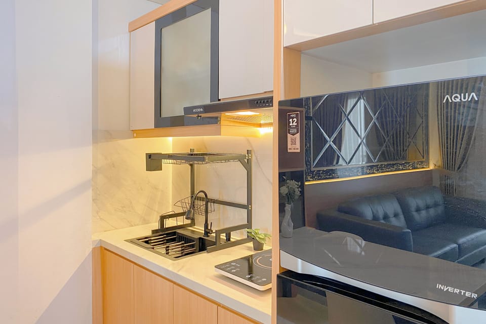 Deluxe Apartment | Private kitchen | Fridge, stovetop, rice cooker, dining tables