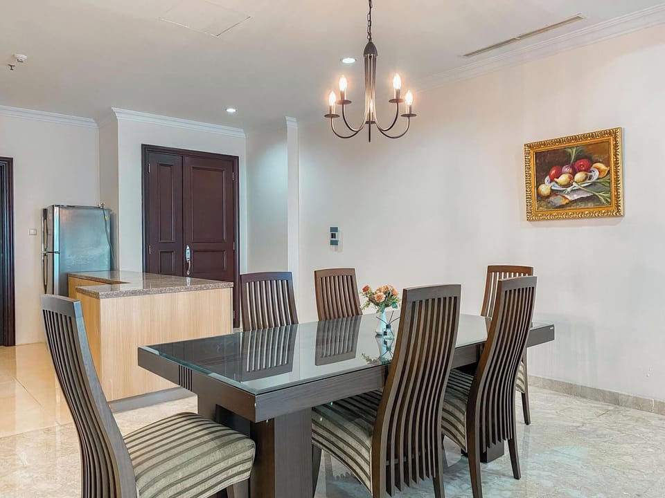Deluxe Apartment | Dining room