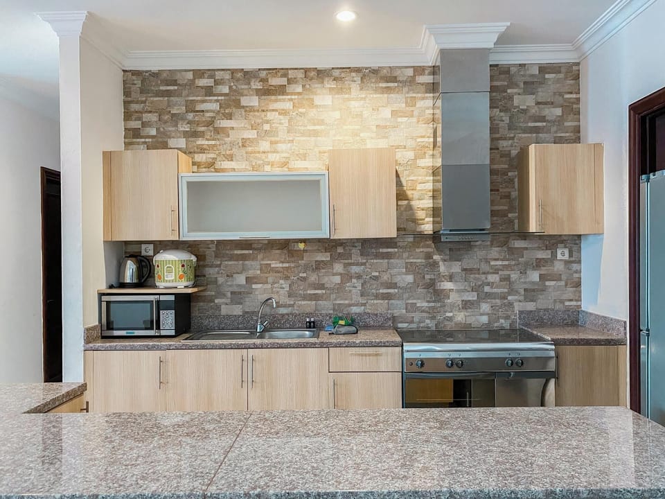 Deluxe Apartment | Private kitchen | Fridge, microwave, stovetop, rice cooker