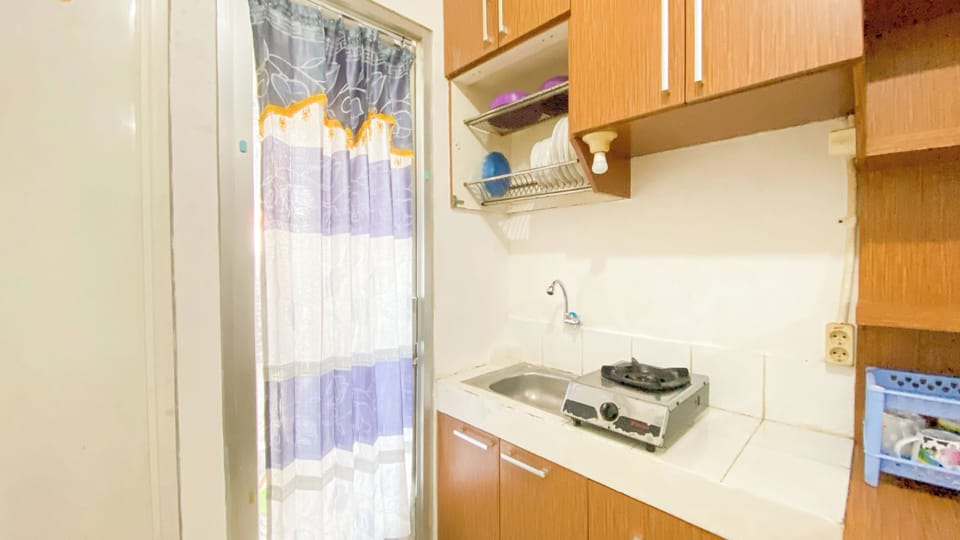 Deluxe Apartment | Private kitchen | Fridge, stovetop, rice cooker, dining tables