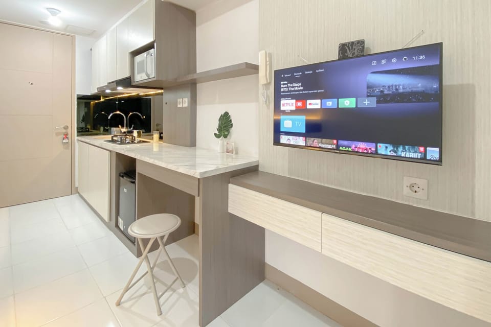 Deluxe Studio | Desk